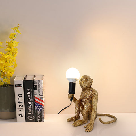 Lampada da tavolo seduta con scimmia per arte creativa moderna in resina, applique, lampada da terra, lampadario, adatta per la decorazione di interni di loft, camere da letto, sale studio, bar, negozi, ecc. (Oro) Senza lampadine