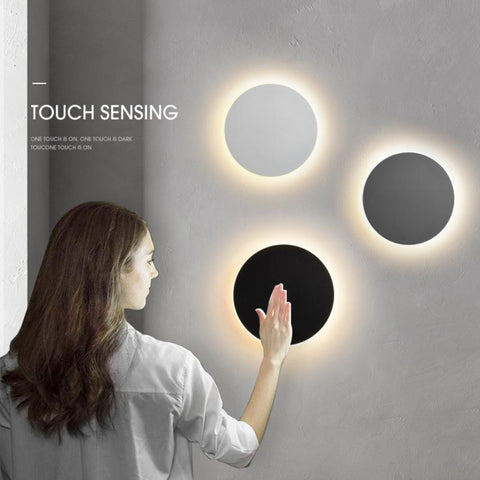 Lampada da parete a LED Interruttore tattile Illuminazione da interno per camera da letto Soggiorno Comodino rotondo Luce per scale Decorazione domestica Apparecchio in alluminio Nero
